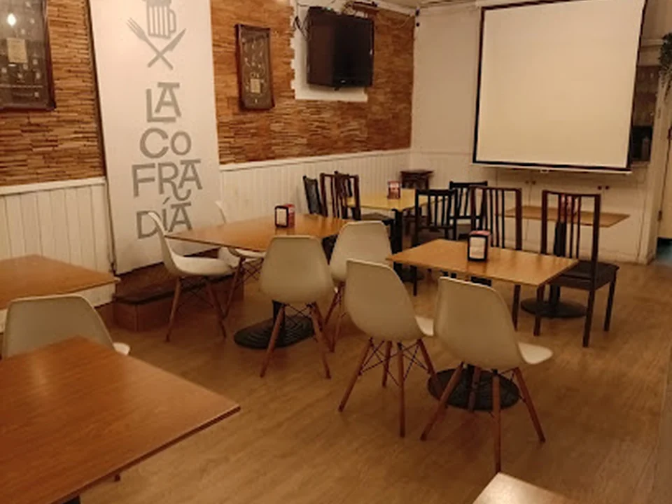 ARROCERIA LA COFRADÍA, SPORTS BAR