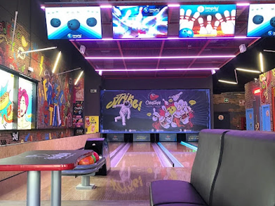 Freestyle Cantina: Sports Bar con Bolera