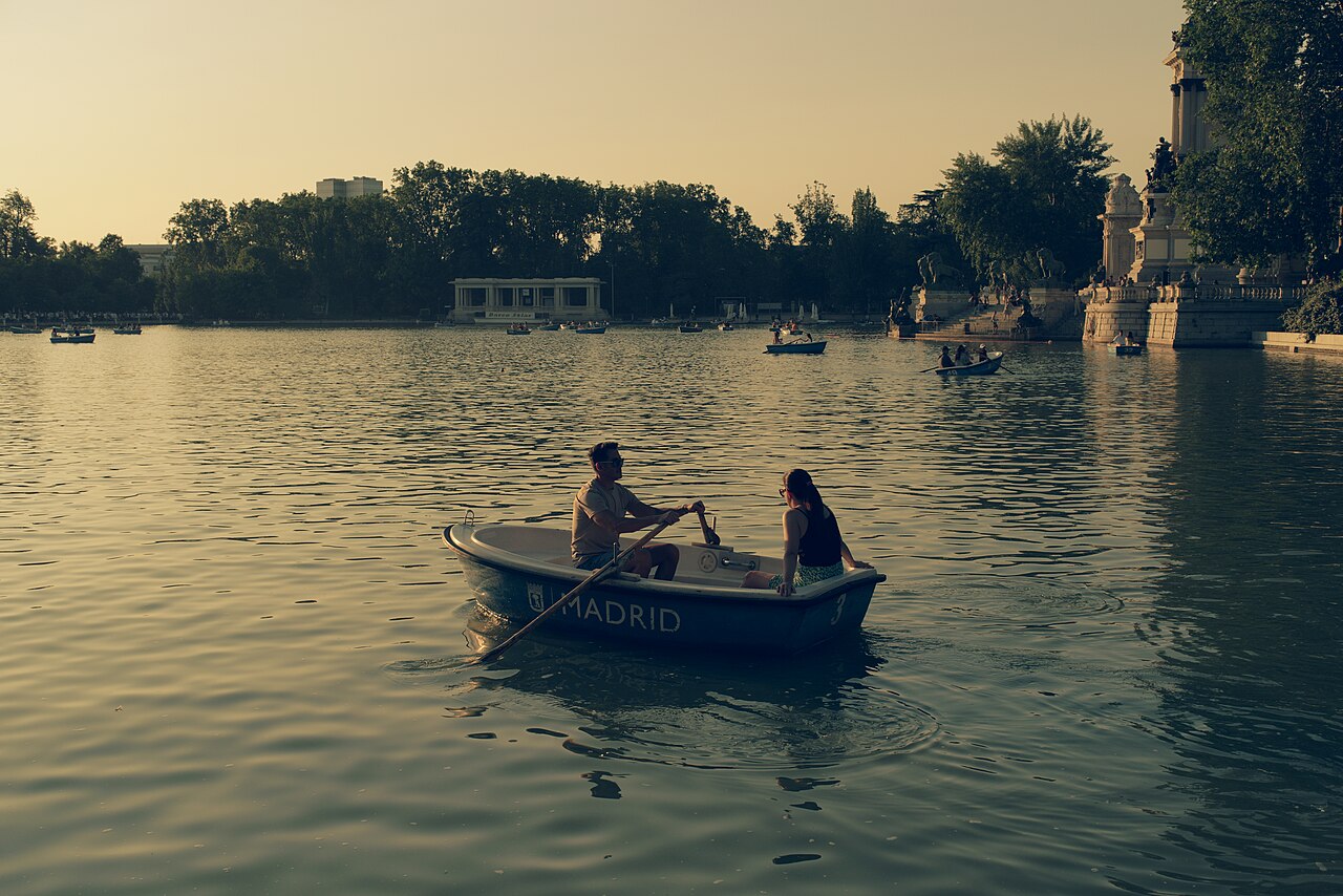 Barcas en el estanque del parque del Retiro