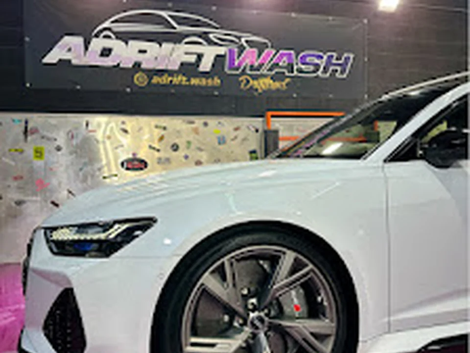 AdriftWash Vallecas : Lavado de Coches y Motos a mano. Petroleados de motor / limpieza de chasis .Detail. Carwash., Madrid