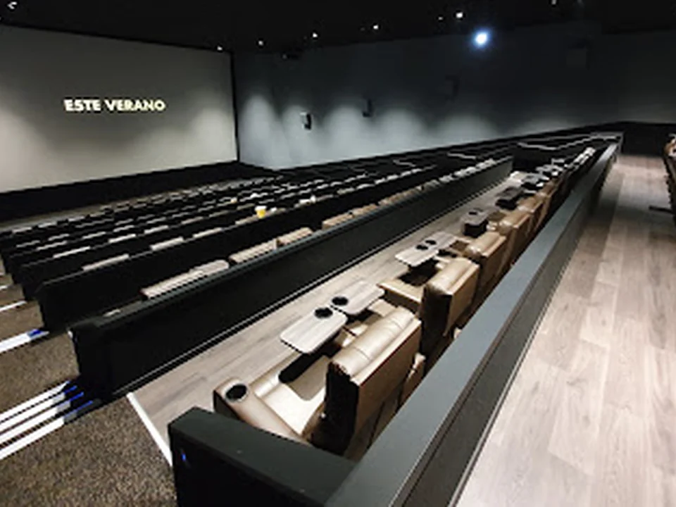 CINESA LUXE EQUINOCCIO MADRID · ISENSE · SCREENX