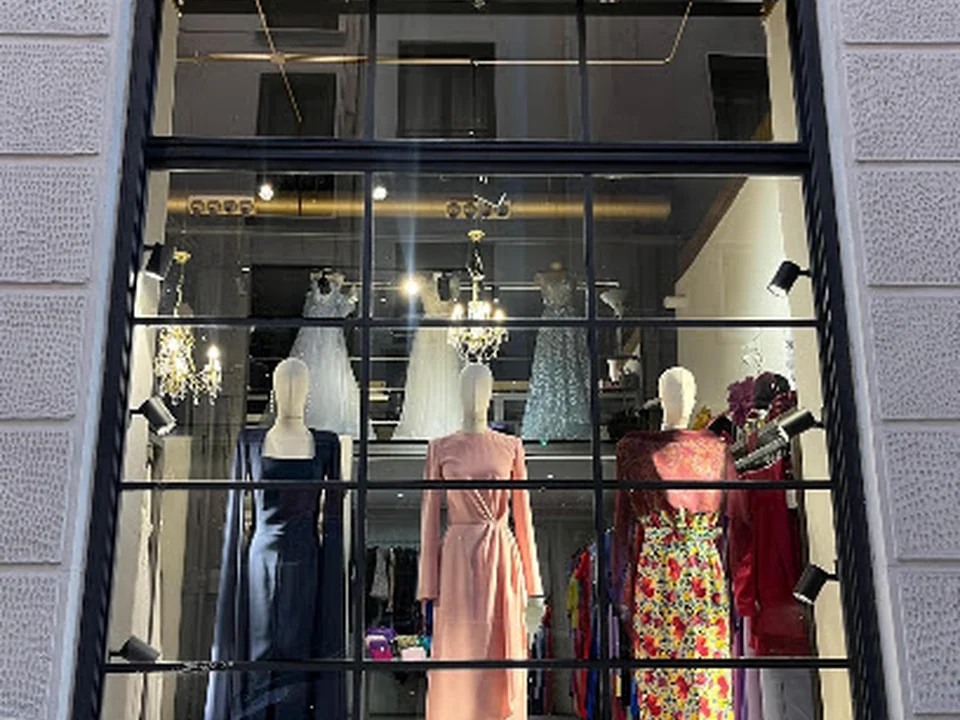 INVITADISIMA | Tienda de vestidos y complementos de invitada y novia en Madrid